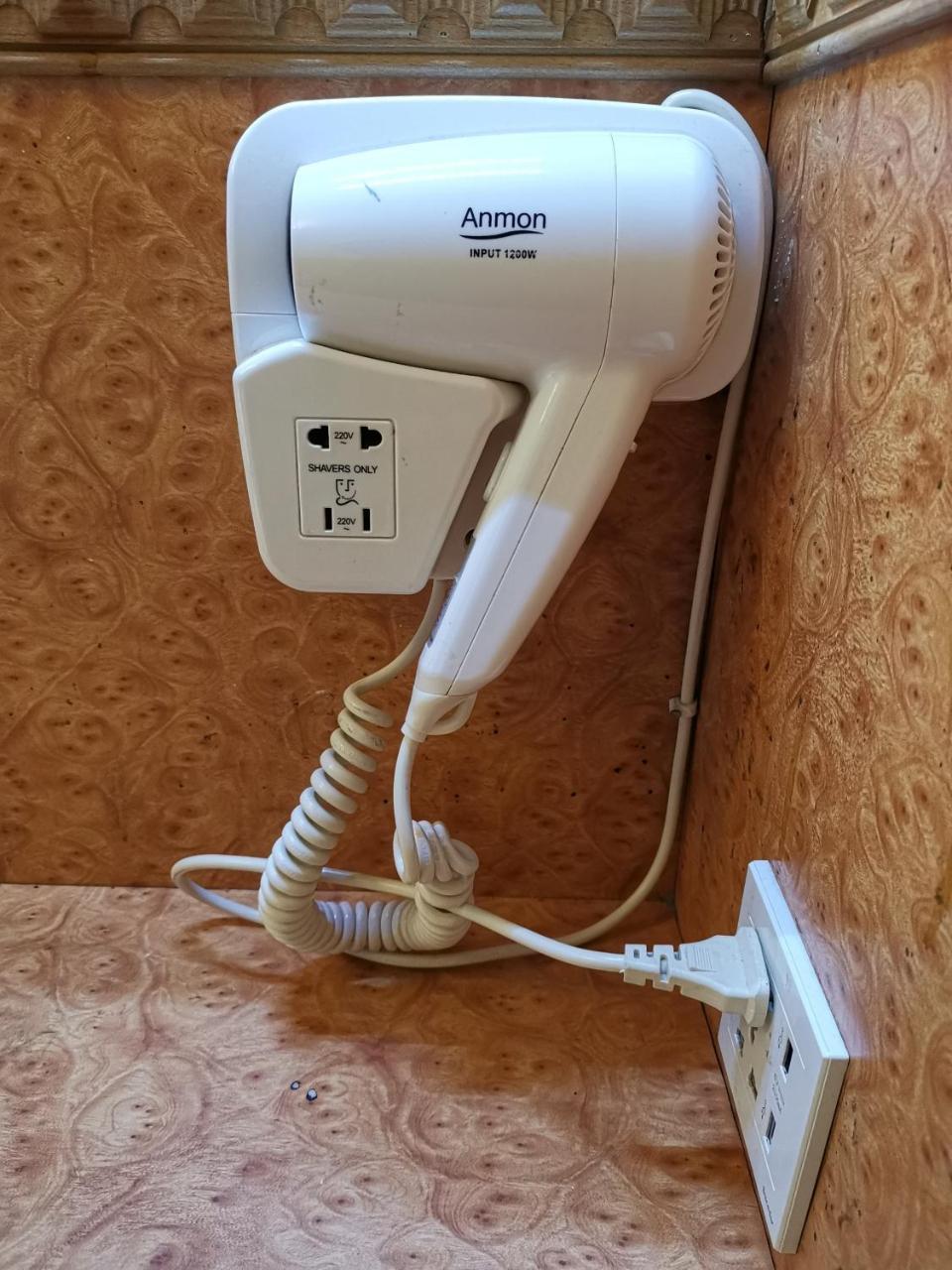 Pay-Less A2 Hotel Хонконг Екстериор снимка